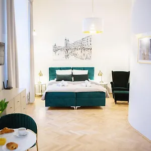 Apartments Roman דירה